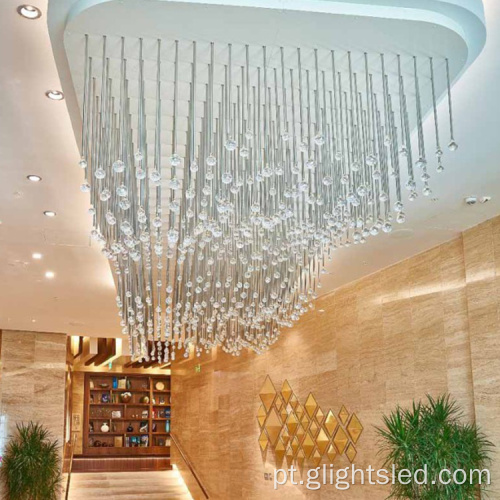 Candelabro de cristal moderno no lobby de hotel